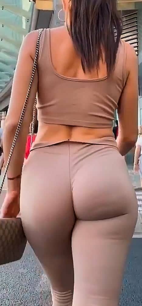 Check out Neiva Mara in yoga pants. The Spanish fitness model knows how to rock tight leggings and show off that incredible curvy body.